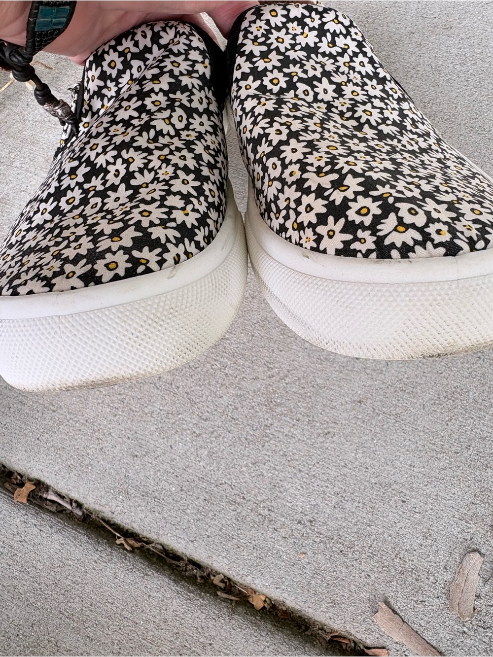Maurices SuperCush Kate Black & White Daisy Slip-On Sneakers Size 9 - Picture 8 of 9